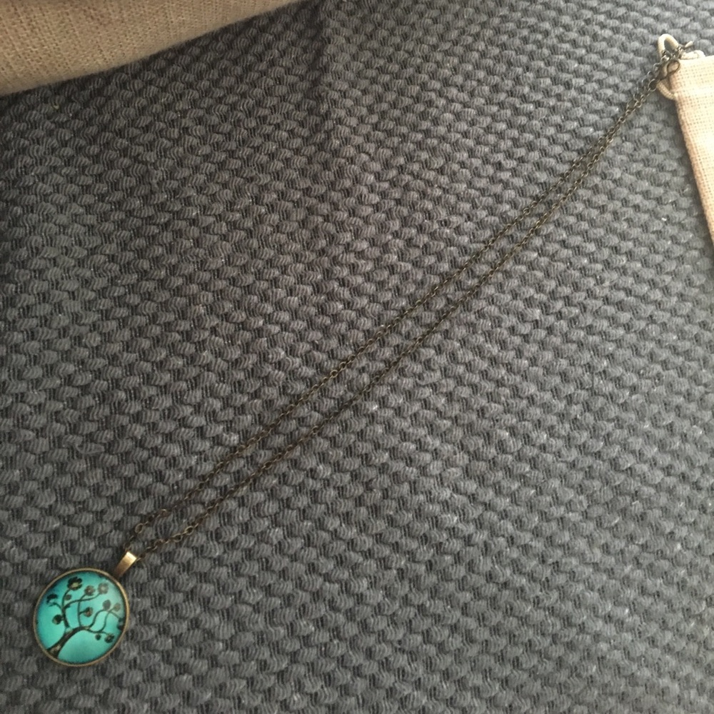 Beautiful Tree necklace. - Picture 3 of 3