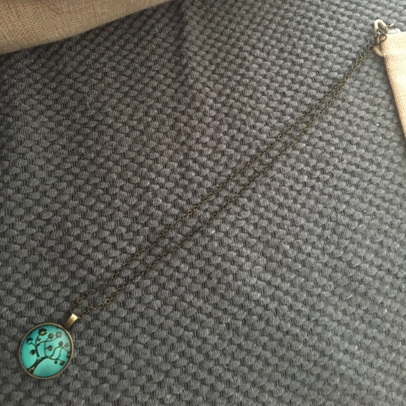 Beautiful Tree necklace. - Picture 3 of 3