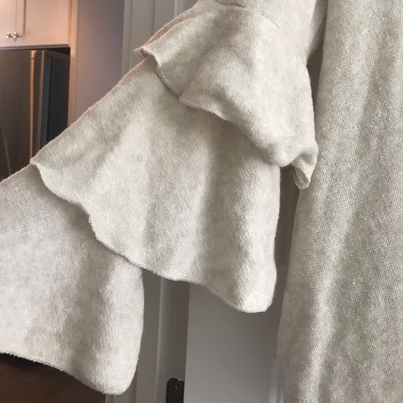 Bell tiered ruffle sleeve sweater size medium - Picture 2 of 8