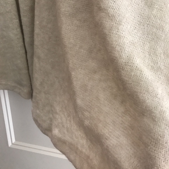 Bell tiered ruffle sleeve sweater size medium - Picture 7 of 8