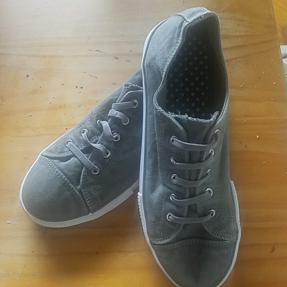 New never worn Gray lowtop