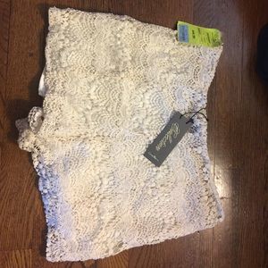 White lace floral shorts