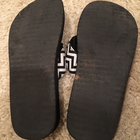 yellow box flip flops - Picture 2 of 2