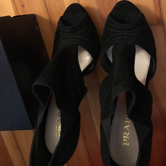 ❤️EUC BLACK SUEDE PRADA HEELS!!! ❤️ - Picture 4 of 4