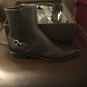 Black Gucci zip up boot