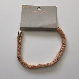 Freedom by TOPSHOP NWT rose gold choker