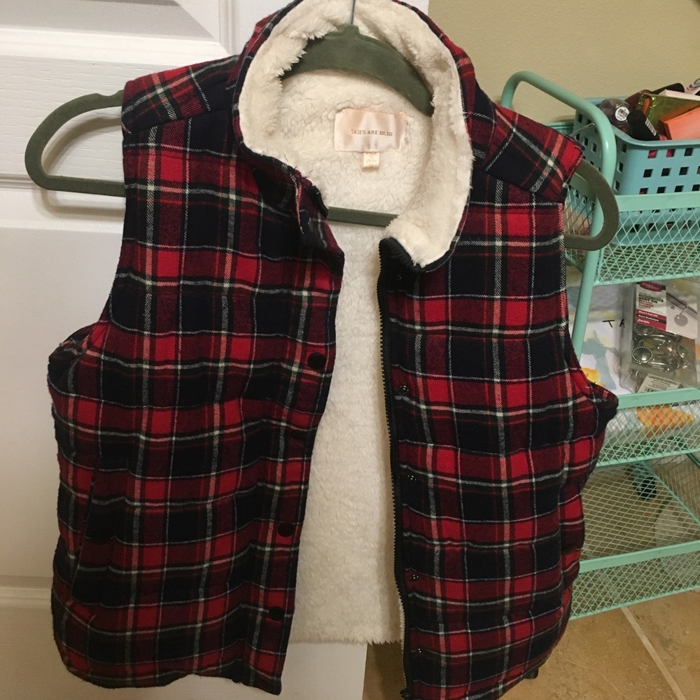 Size small zip up vest worn once