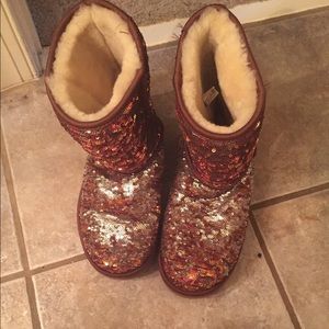 Size 7 sparkly Ugg’s