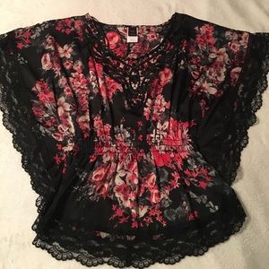 Winged, floral print blouse with lace hemlines