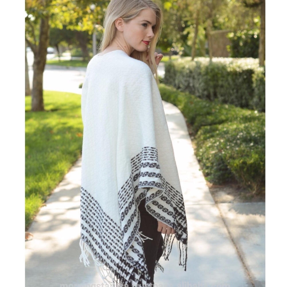 HP Knit Winter White Boho Layering Shawl Poncho - Picture 3 of 5