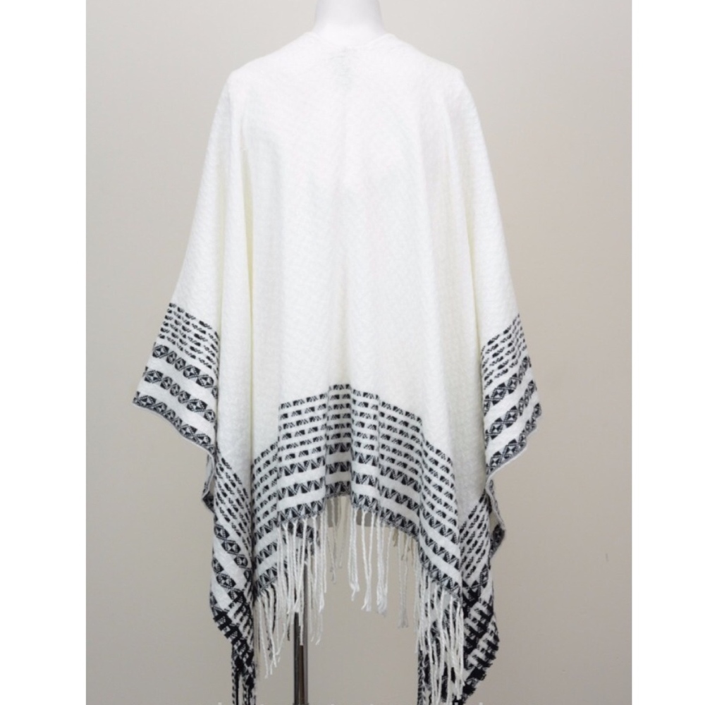 HP Knit Winter White Boho Layering Shawl Poncho - Picture 4 of 5