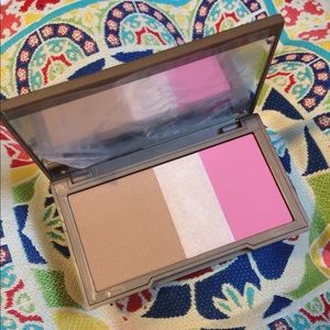⬇️⬇️Urban Decay blush, highlight & Bronzer pallet