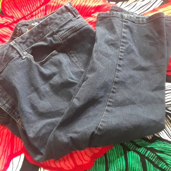 Mid-Rise Capri - Picture 2 of 4