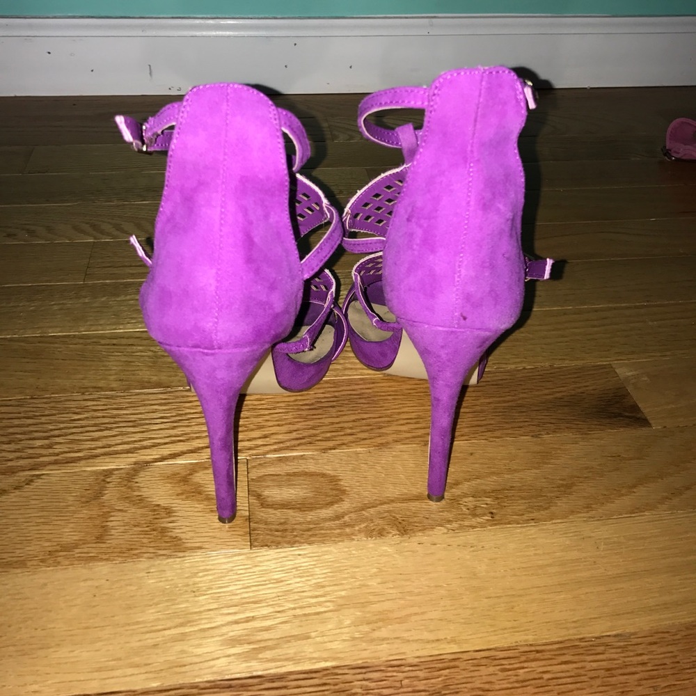 HEELS - Picture 2 of 2