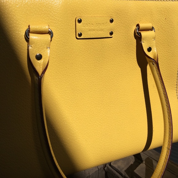 🎉HP SIMPLY CHIC 🎉Bright beautiful Kate spade bag - Picture 2 of 8