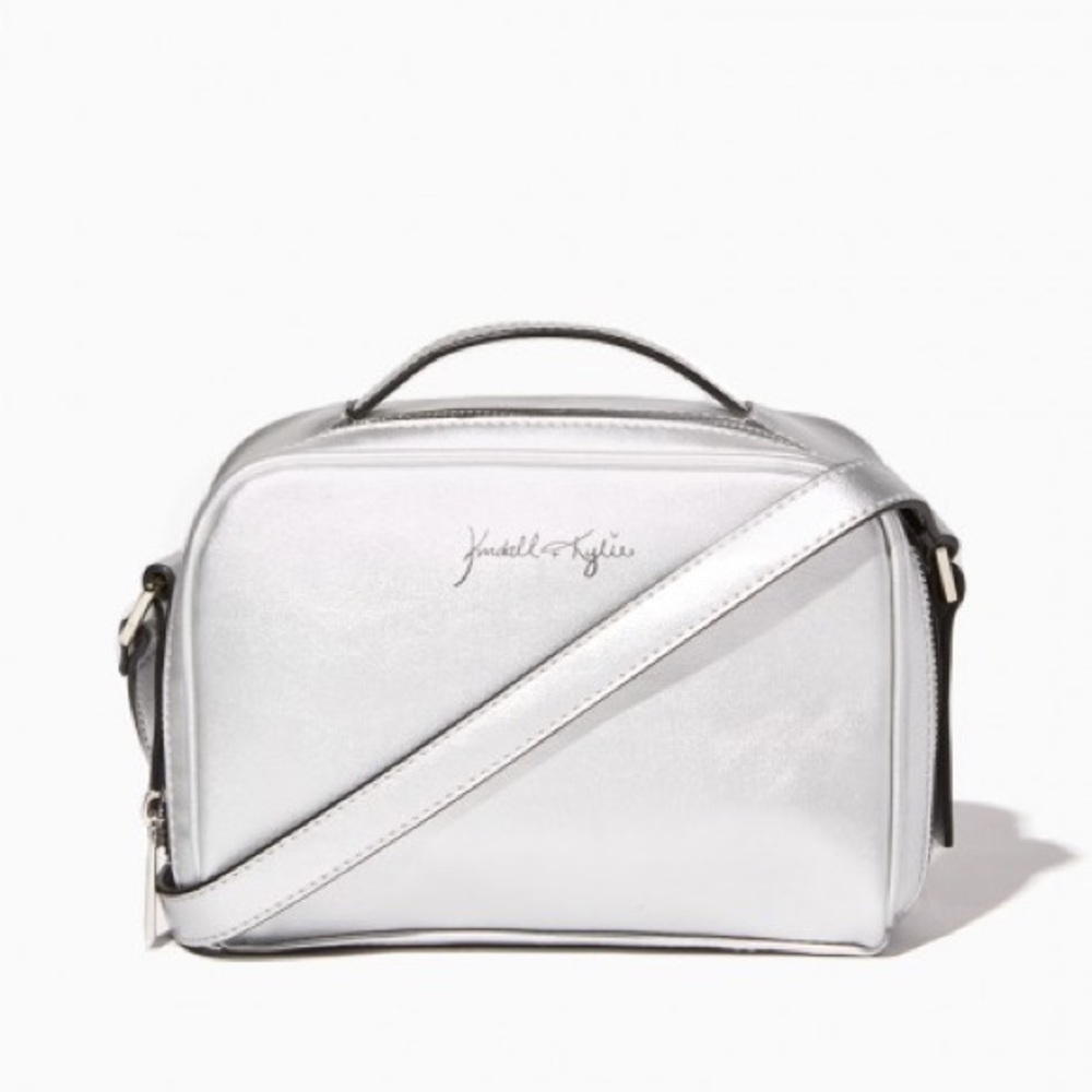 KENDALL + KYLIE POSE FOR THE CAMERA BAG