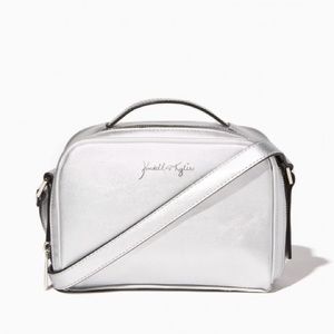 KENDALL + KYLIE POSE FOR THE CAMERA BAG