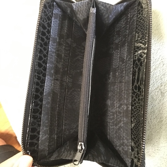 Kenneth Cole Reaction Zip Wallet - Picture 3 of 4