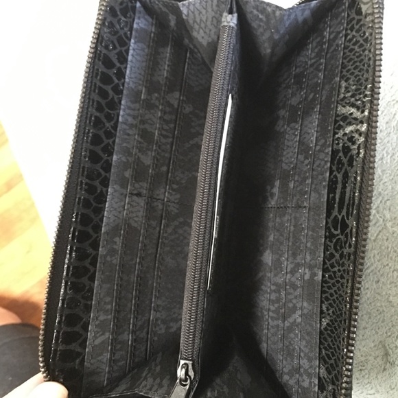 Kenneth Cole Reaction Zip Wallet - Picture 4 of 4