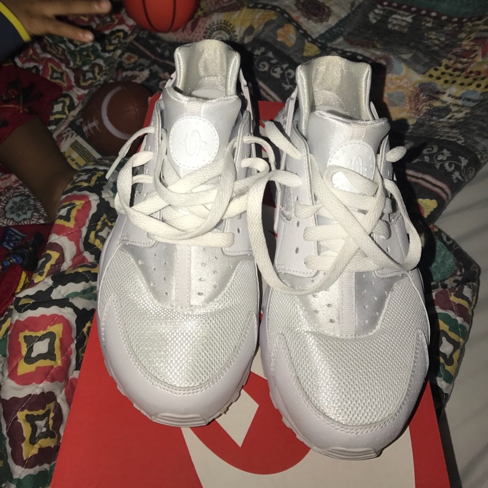 White Nike huarache