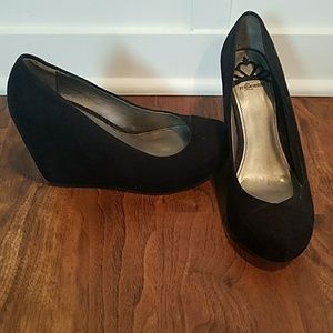 FERGALICIOUS black velvet WEDGED pumps
