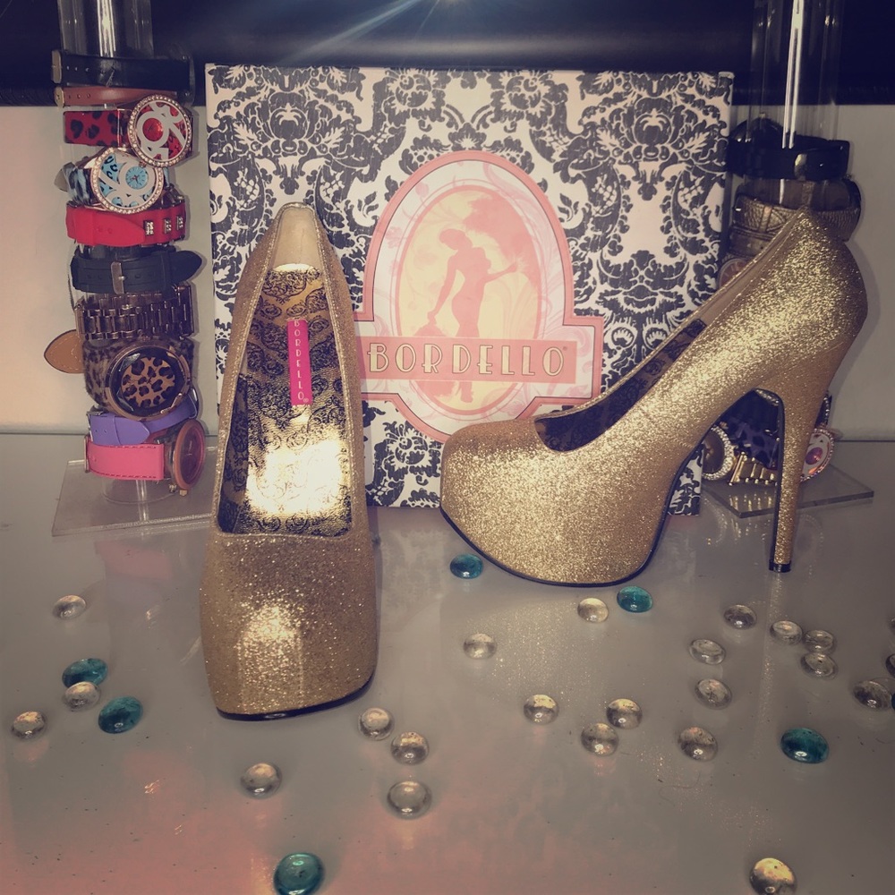 Glittery gold platform pumps
