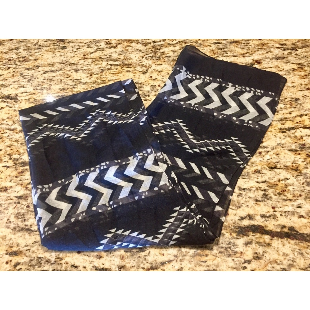 Geometric black and white scarf