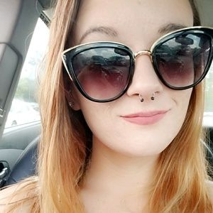 Meet your Posher, Holley