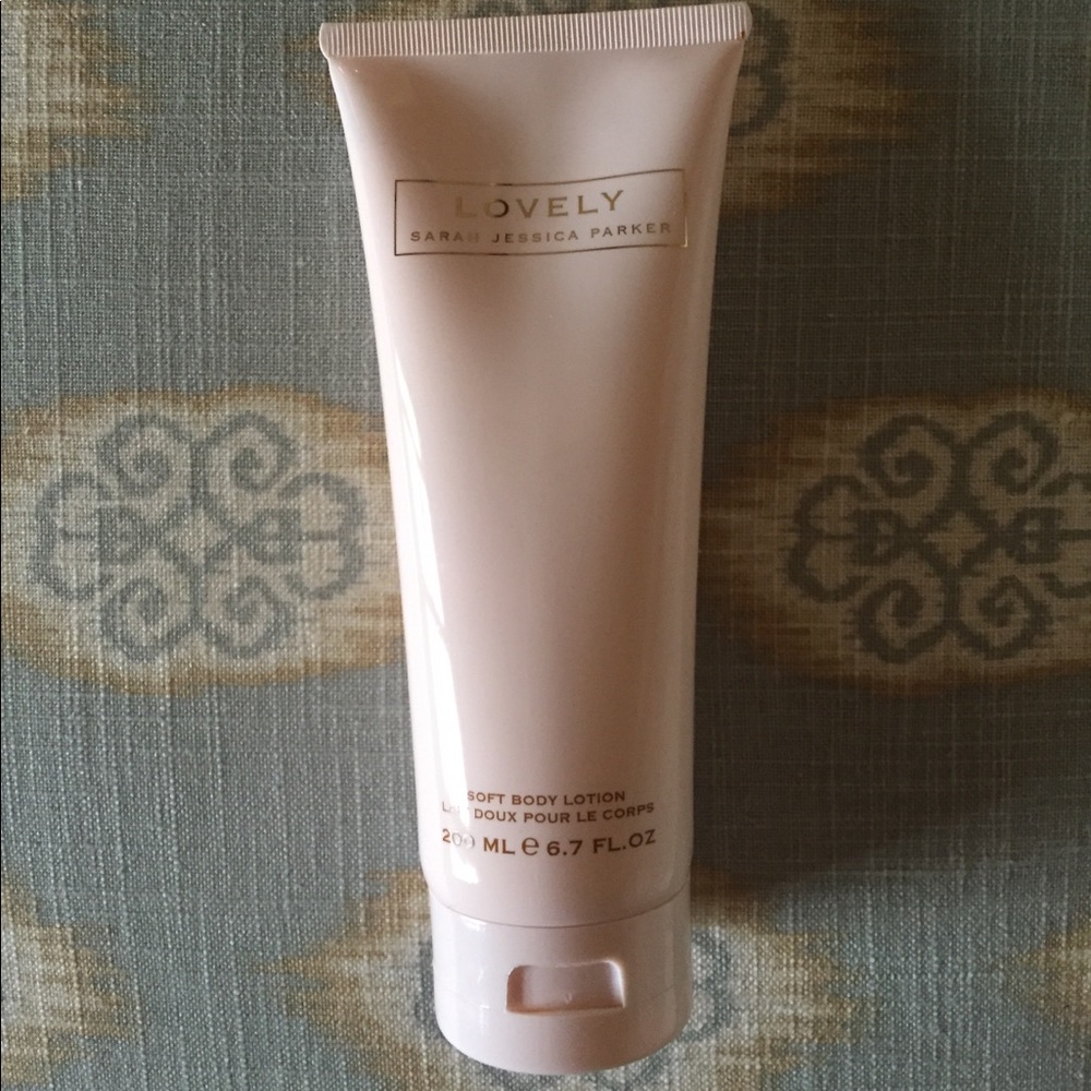 Sarah Jessica Parker "Lovely" body lotion NEW