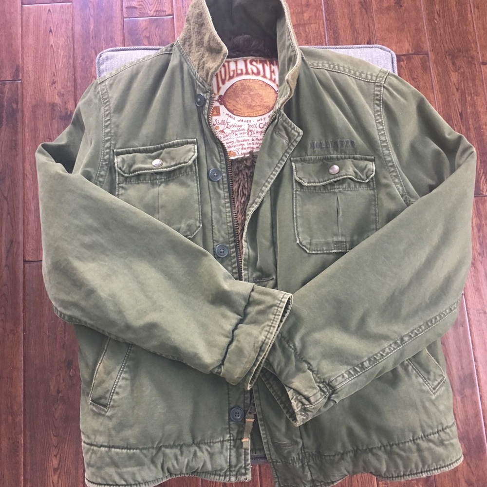 Hollister men’s utility jacket lined w faux fur.