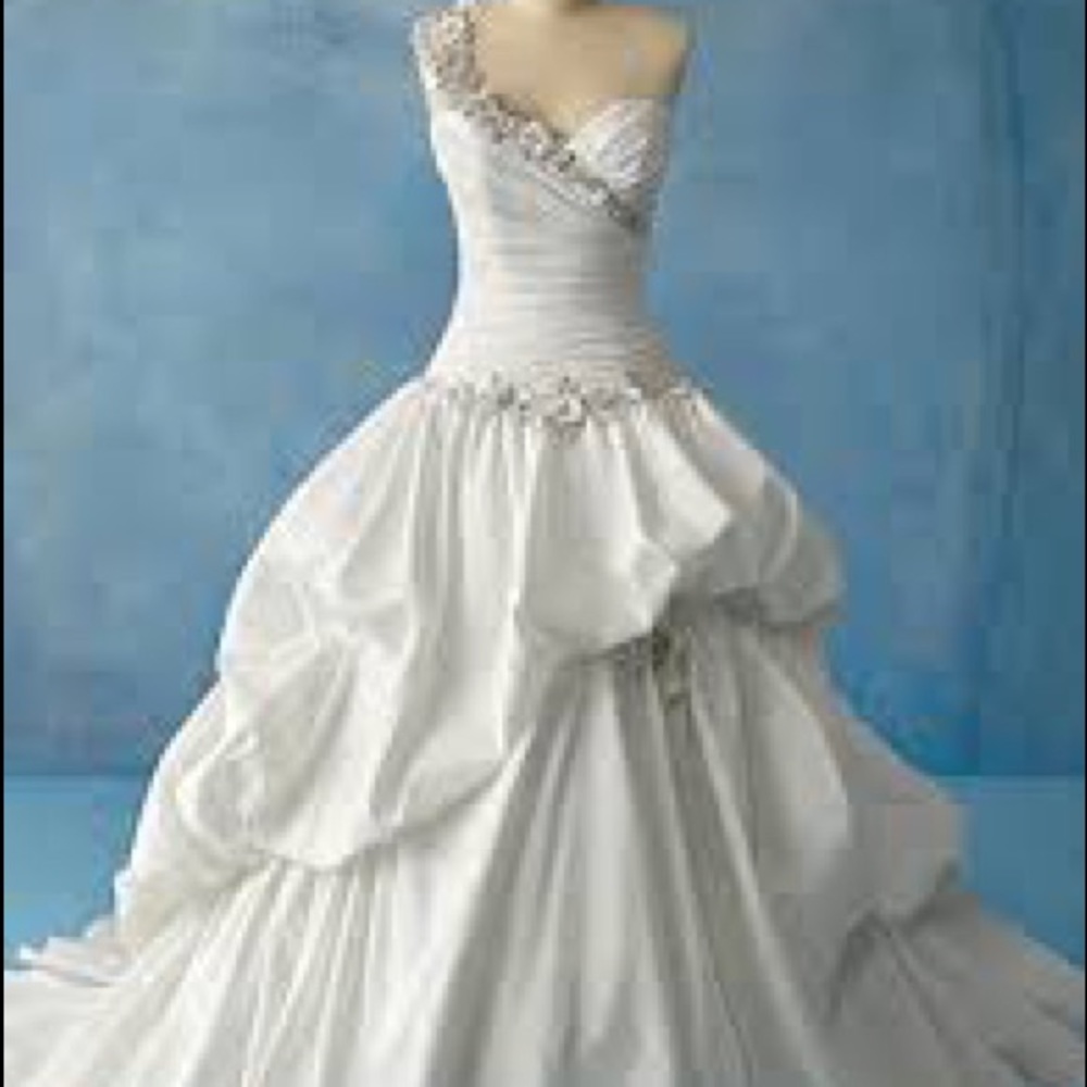 New with tags Alfred Angelo tiana style 204 dress