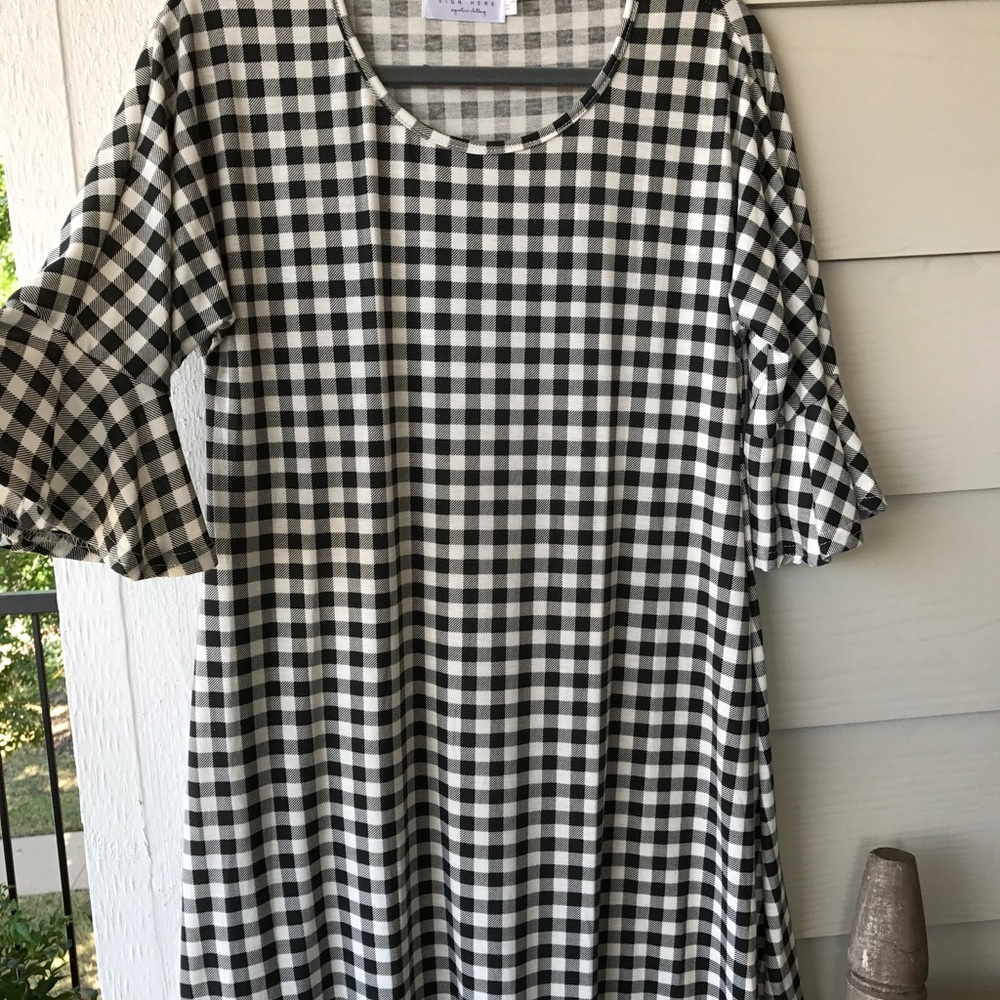 NWOT Checkered Midi Dress w Flutter Sleeves