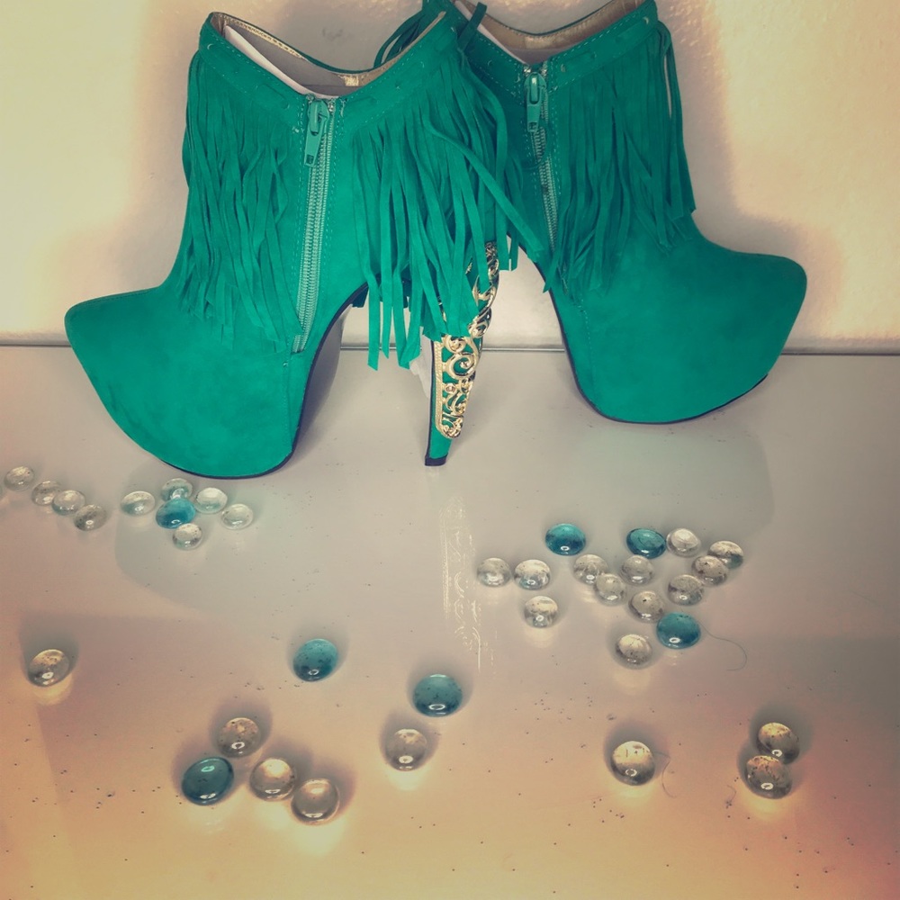 Green gold heel platform pump