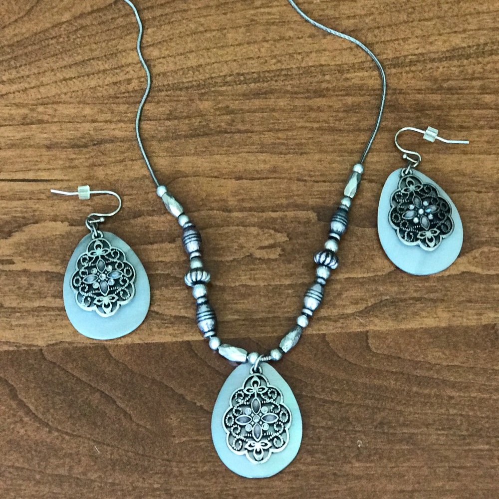 Lia Sophia adjustable necklace & earring set