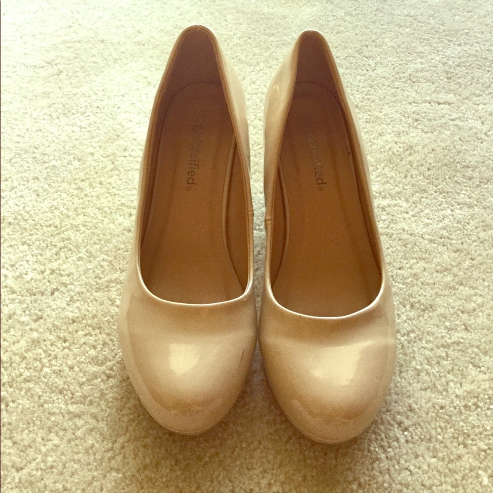 City Classified beige wedge dress shoes