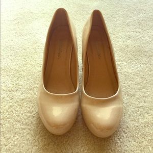 City Classified beige wedge dress shoes