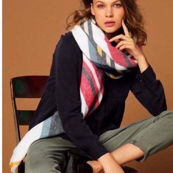 🍃💕NWT Ivory Multi Plaid Blanket Scarf - Picture 2 of 5