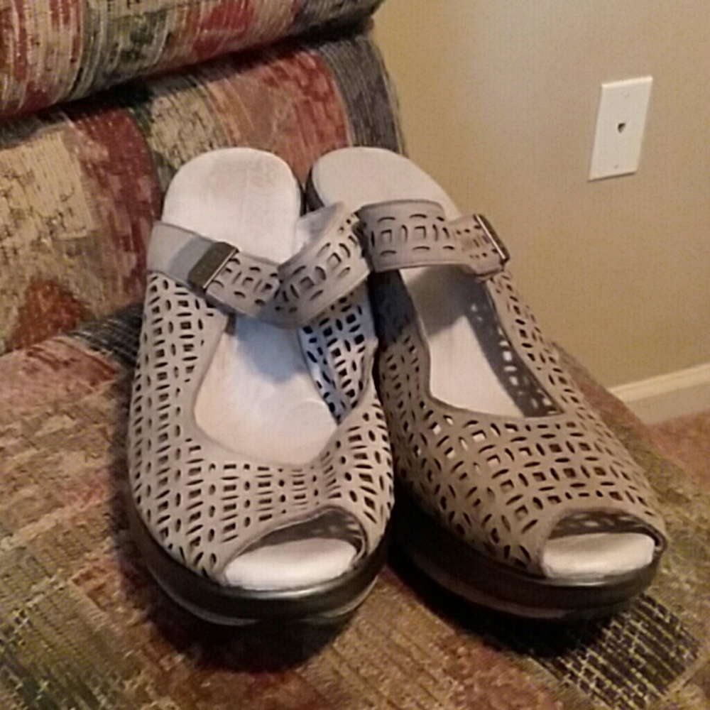 A pair of Jambu size 11