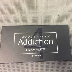 Younique addiction eye shadow palette