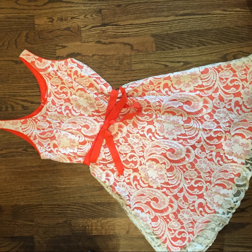 LIKE NEW Size 6 petite. Orange /off white lace