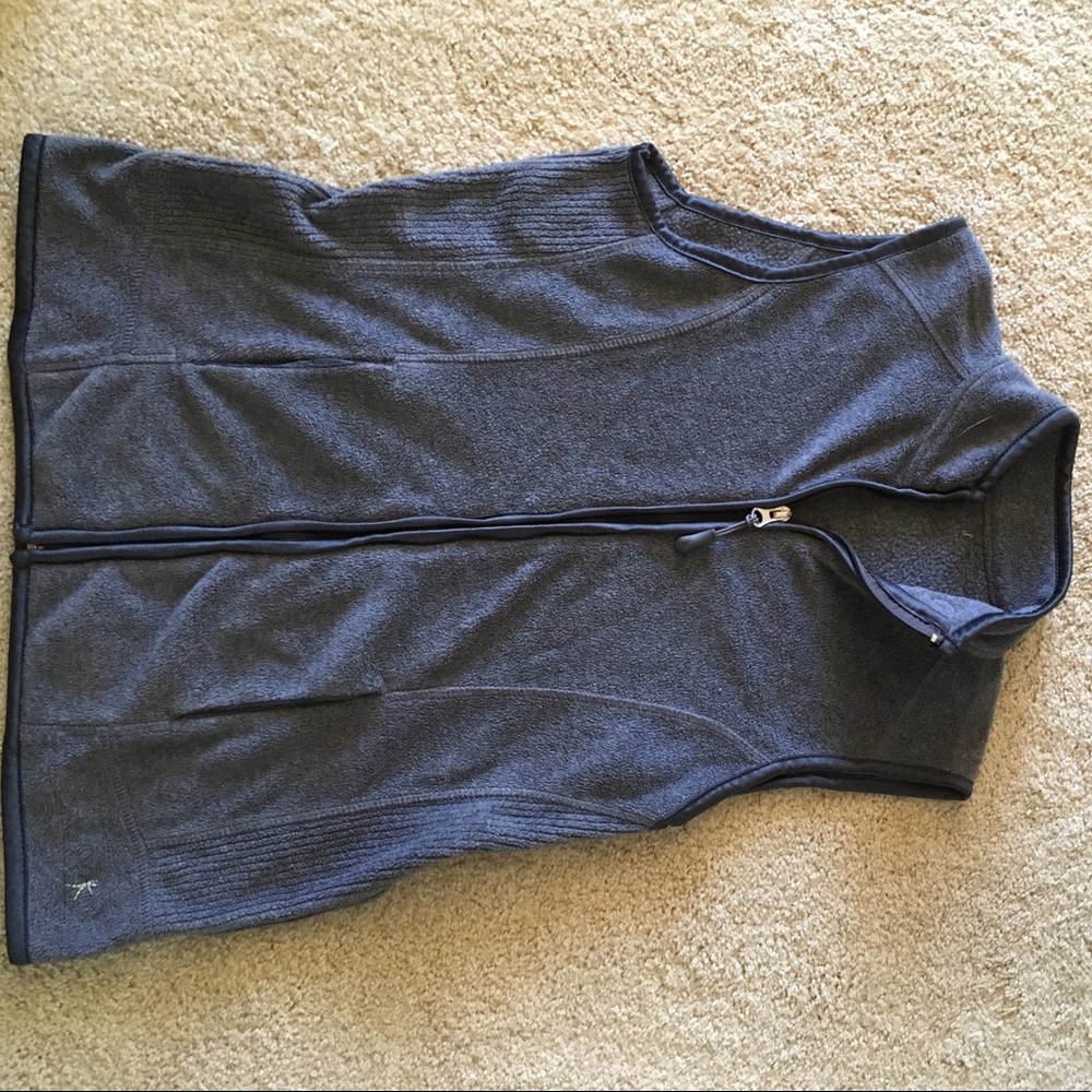 Soft grey vest. no tags inside