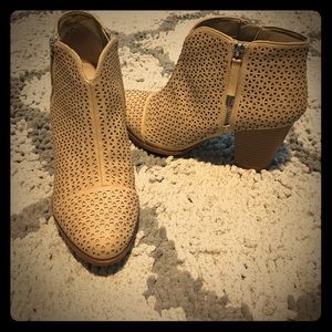 NWOT. Super cute booties