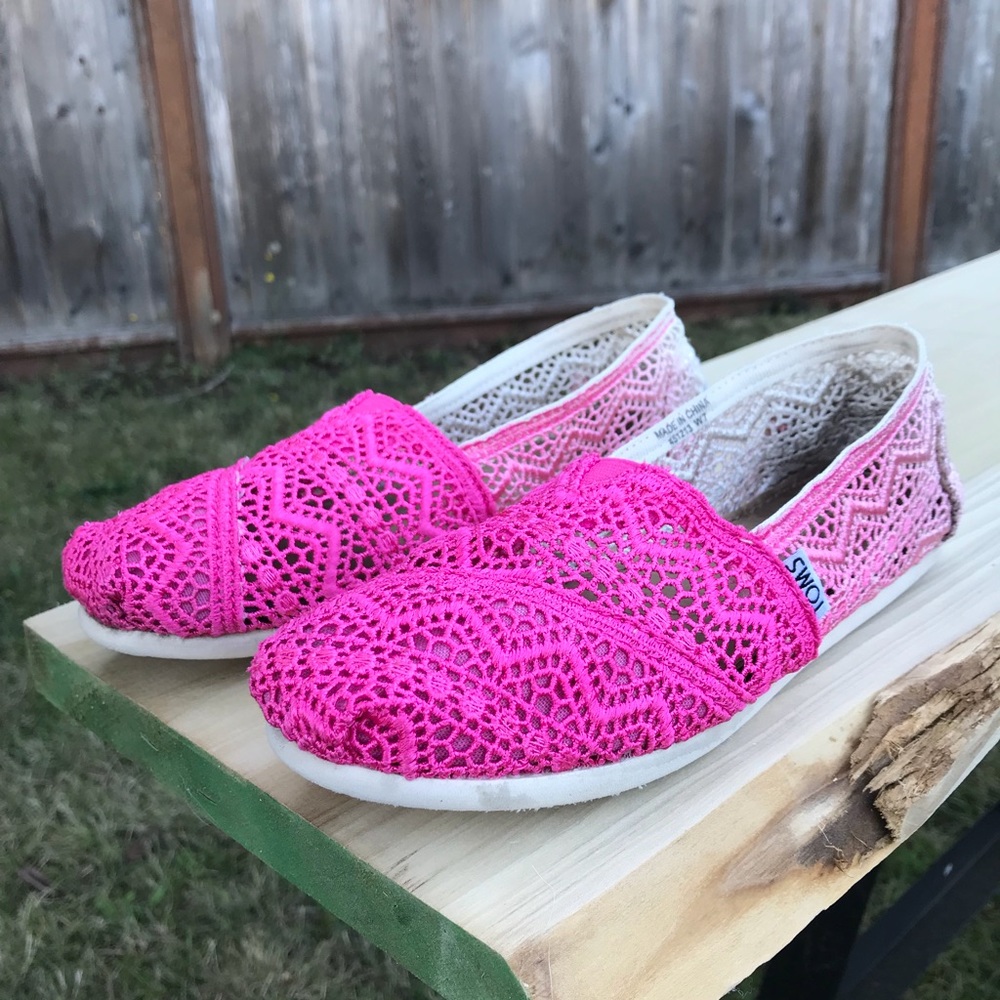 Pink ombré mesh toms size 7.