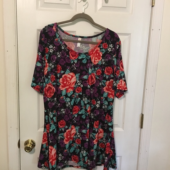 LuLaRoe Tops - Lularoe Perfect tee roses size 3xl like new