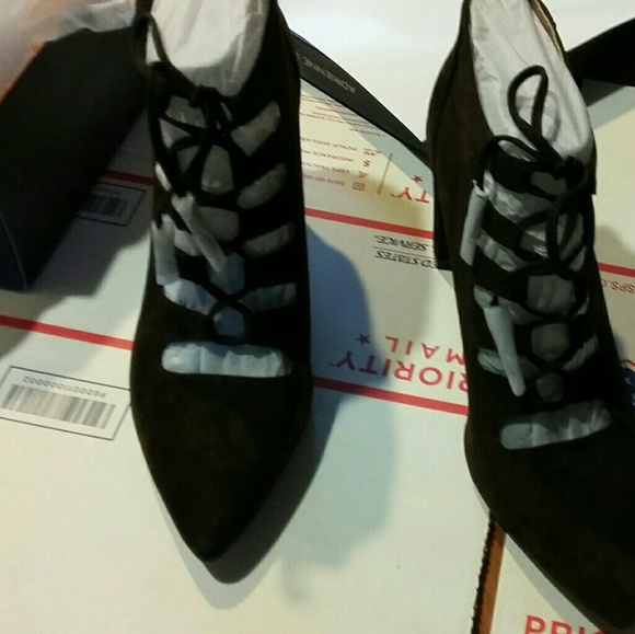 NIB Dark Chocolate Kid Suede Pump - Picture 2 of 6