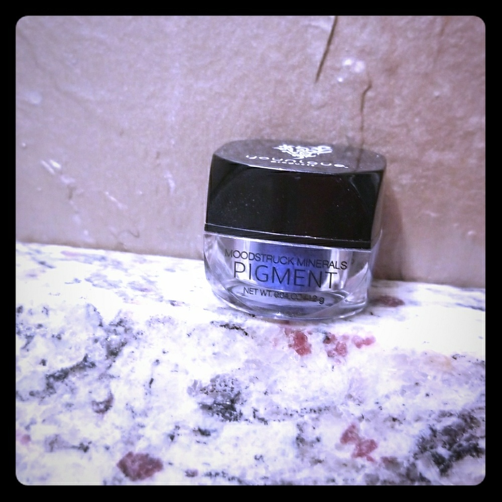 Pigment mood struck blue eyeshadow