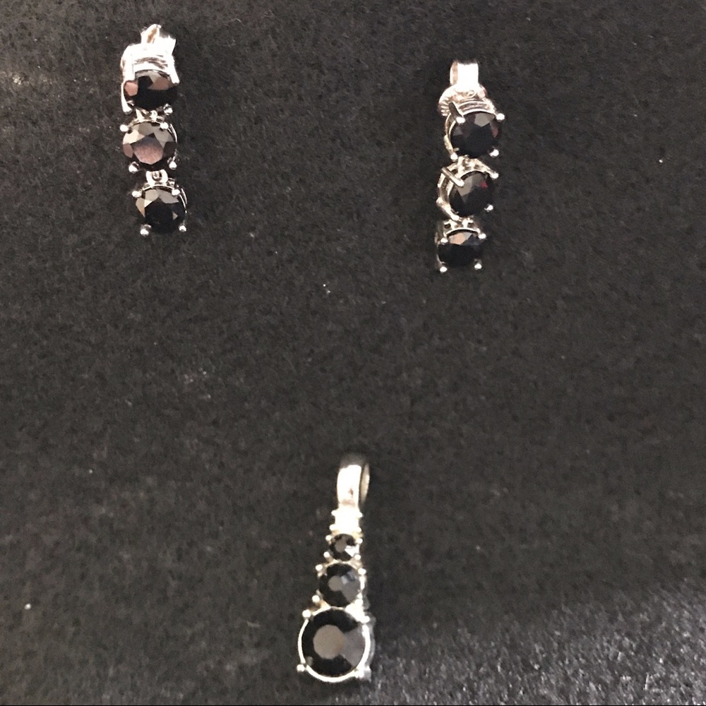 2pc  blue sapphire earrings and pendant.