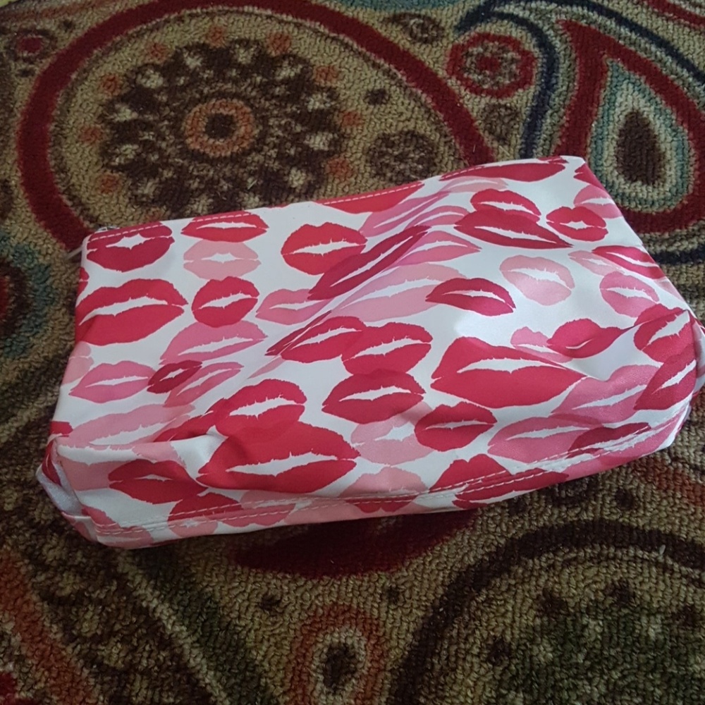 clinque make up bag