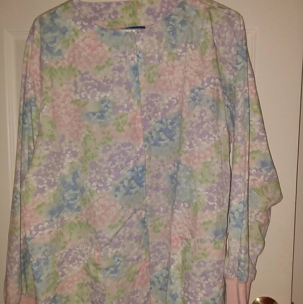 Long sleeve scrub top