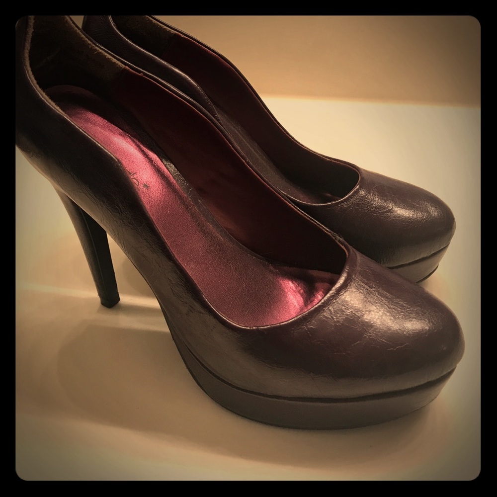Purple shoe dazzle heels